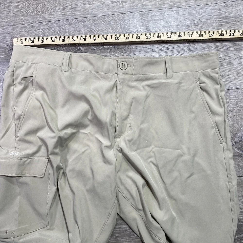 Under Armour Shorts Mens 40‎ Beige Cargo Performance Athletic Loose Fit